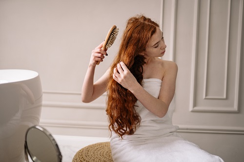 Mulher penteando os cabelos
